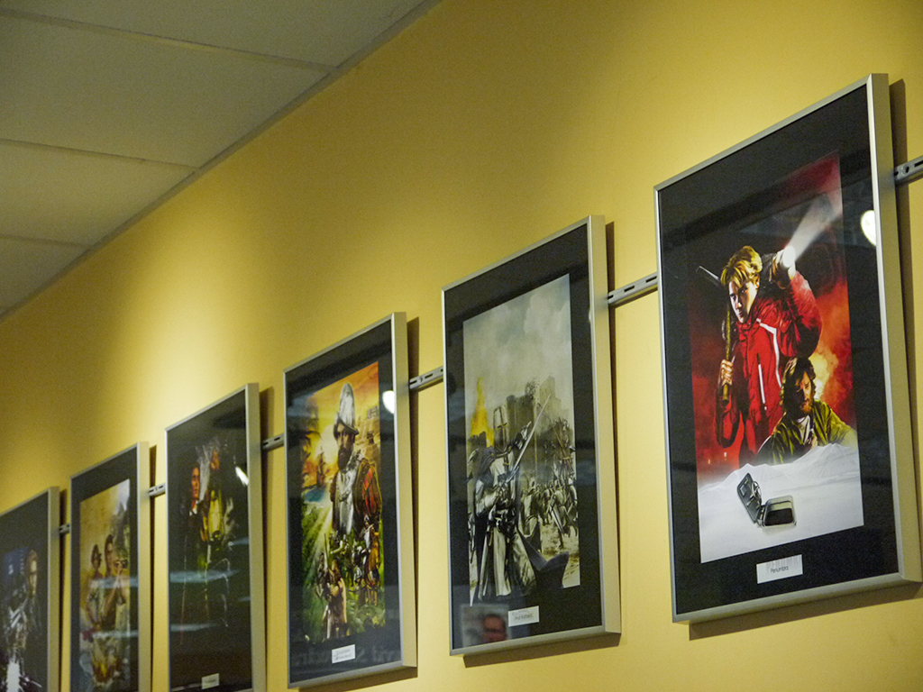 Una visión más amplia de los cuadros.